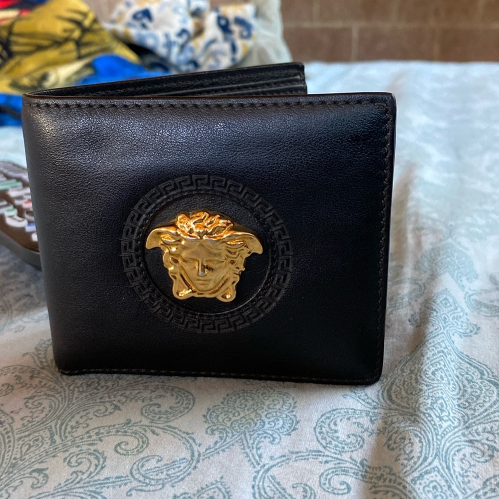 Iam selling a black Versace men’s wallet in very good condition